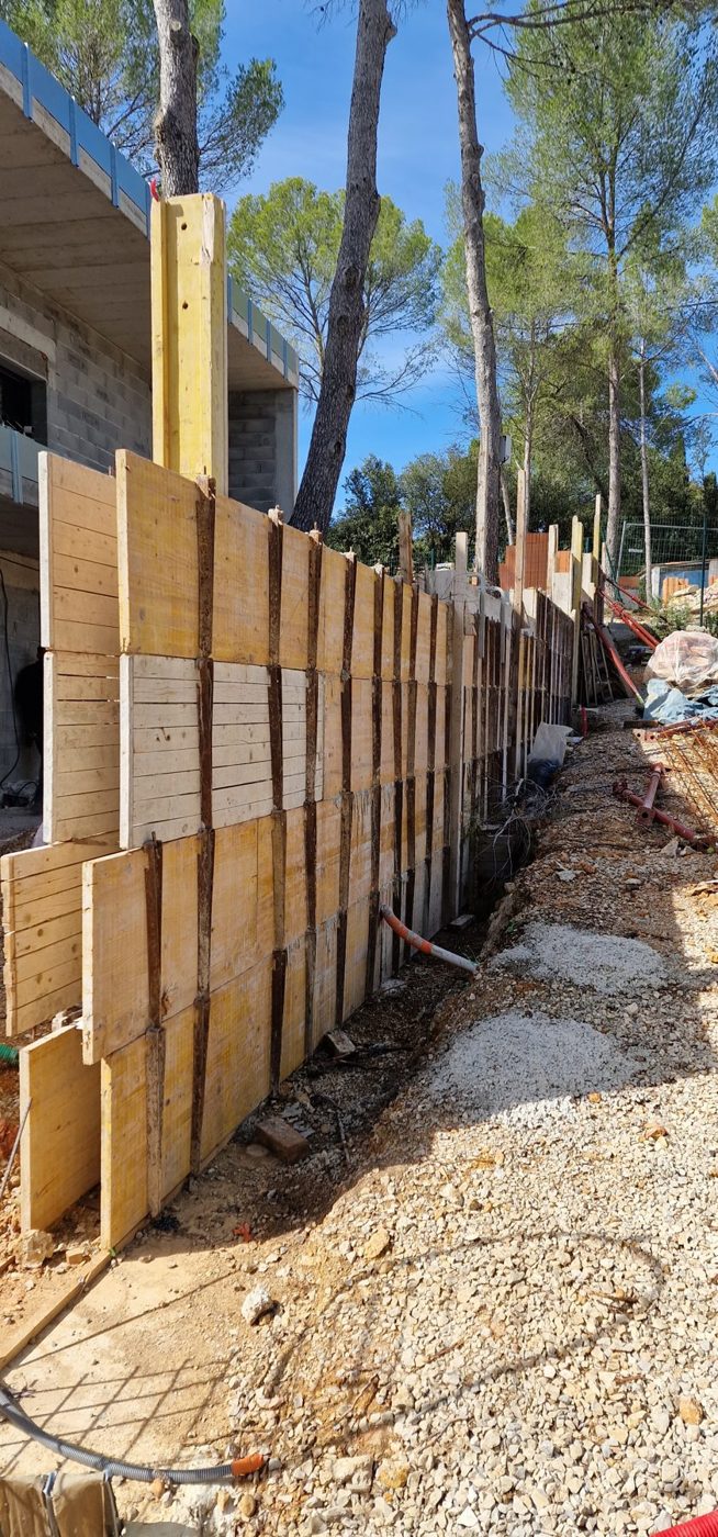 Coffrage bois d'un mur de soutènement