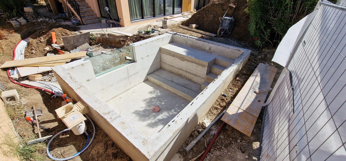 Piscine en béton avec escalier intégré