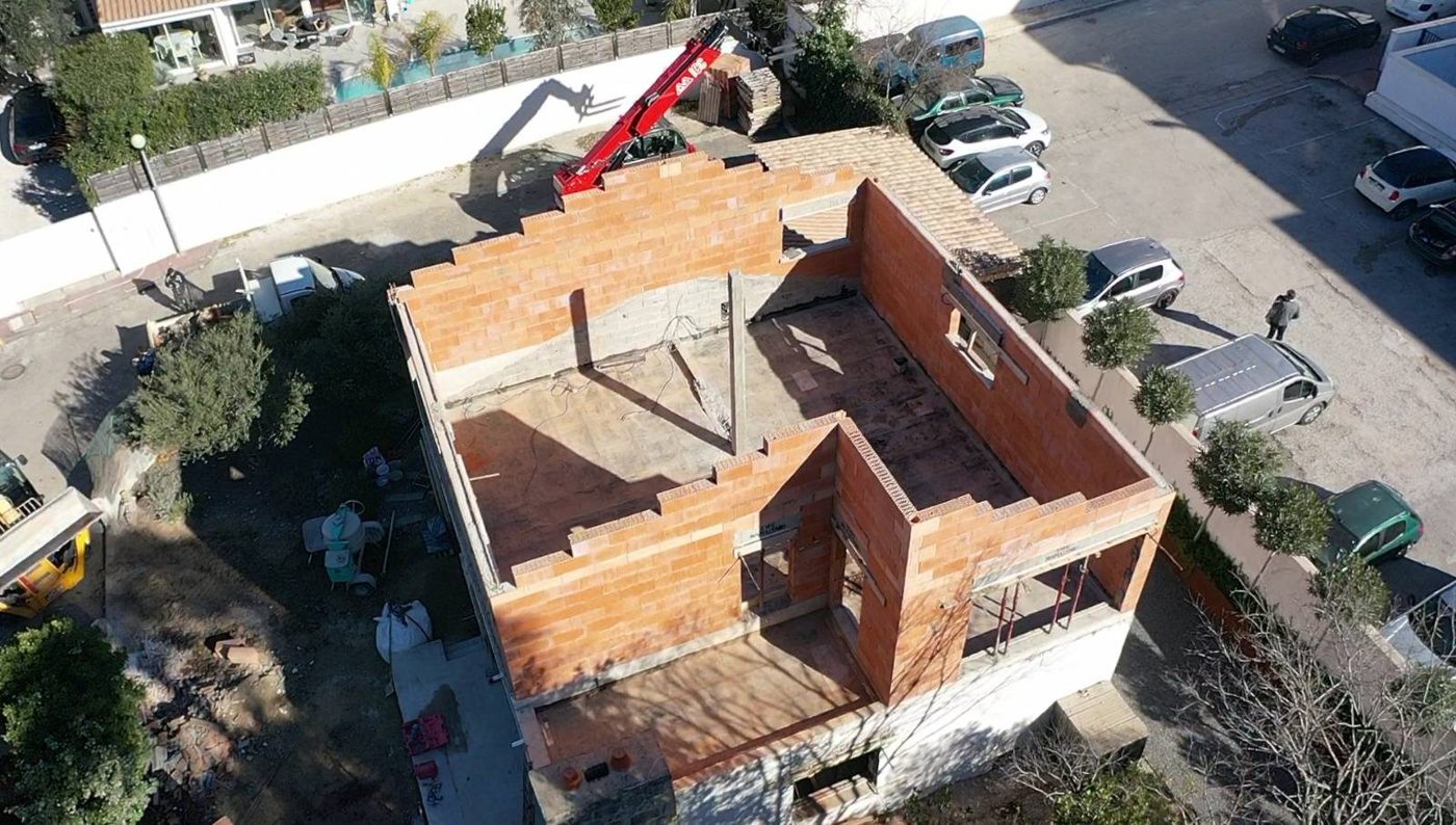 Construction d'une maison à étage en briques