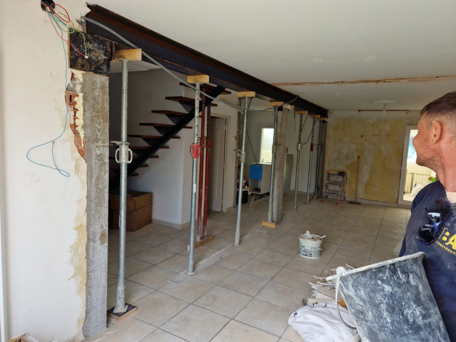 Chantier de rénovation en cours, mur porteur sous étaiement