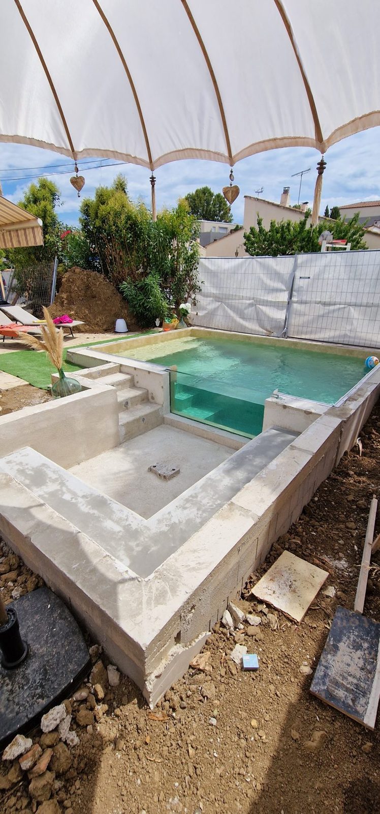 Piscine avec escalier et hublot en verre