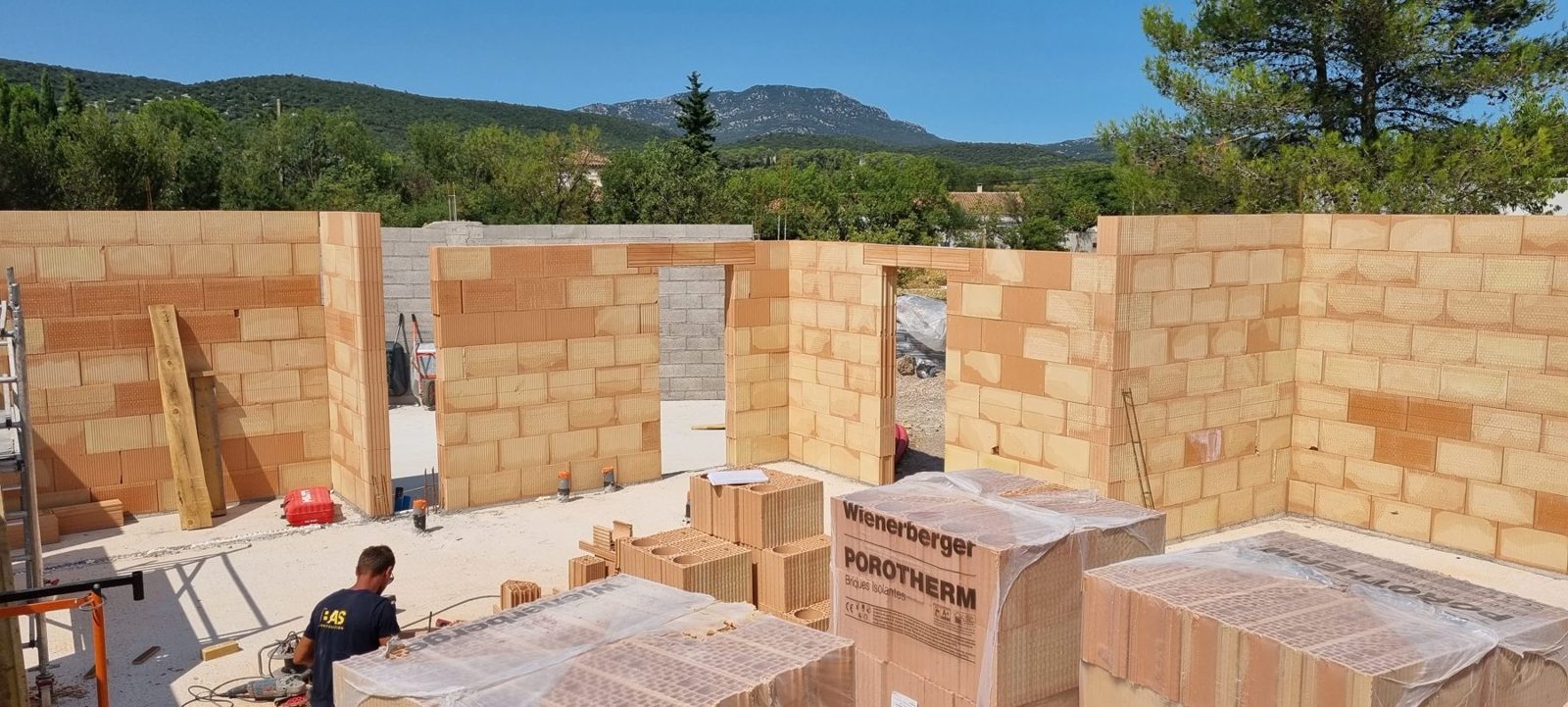 Montage des murs en briques