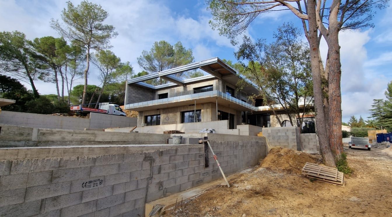 Villa contemporaine sur soubassement en blocs