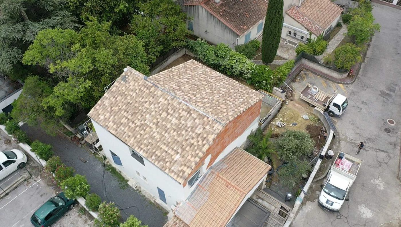 Maison à étage avec toiture neuve