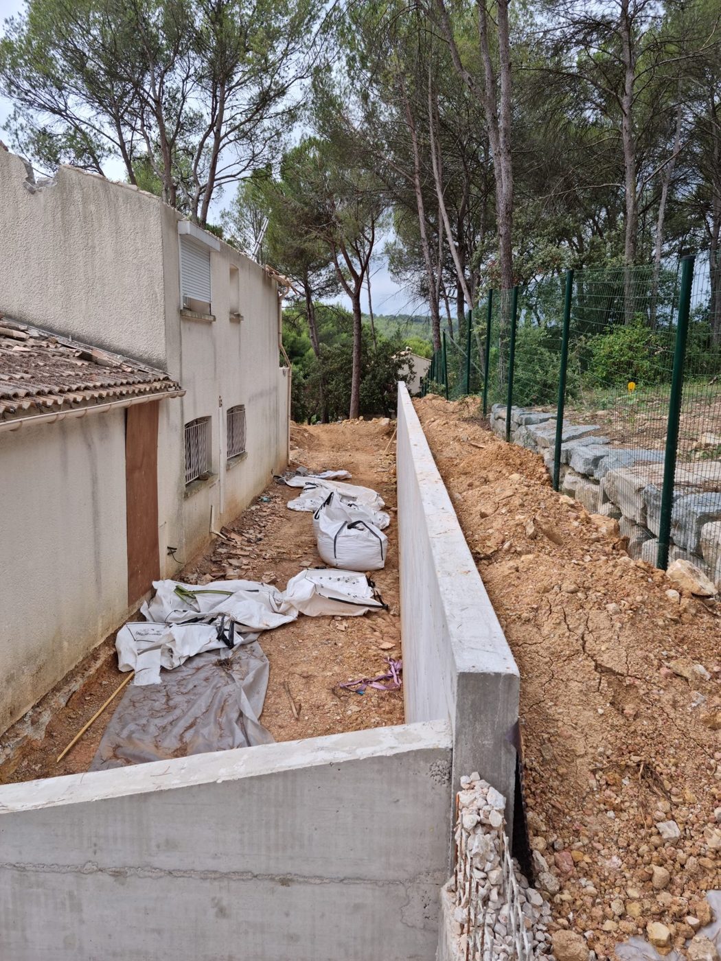 Mur de soutènement le long d'une maison