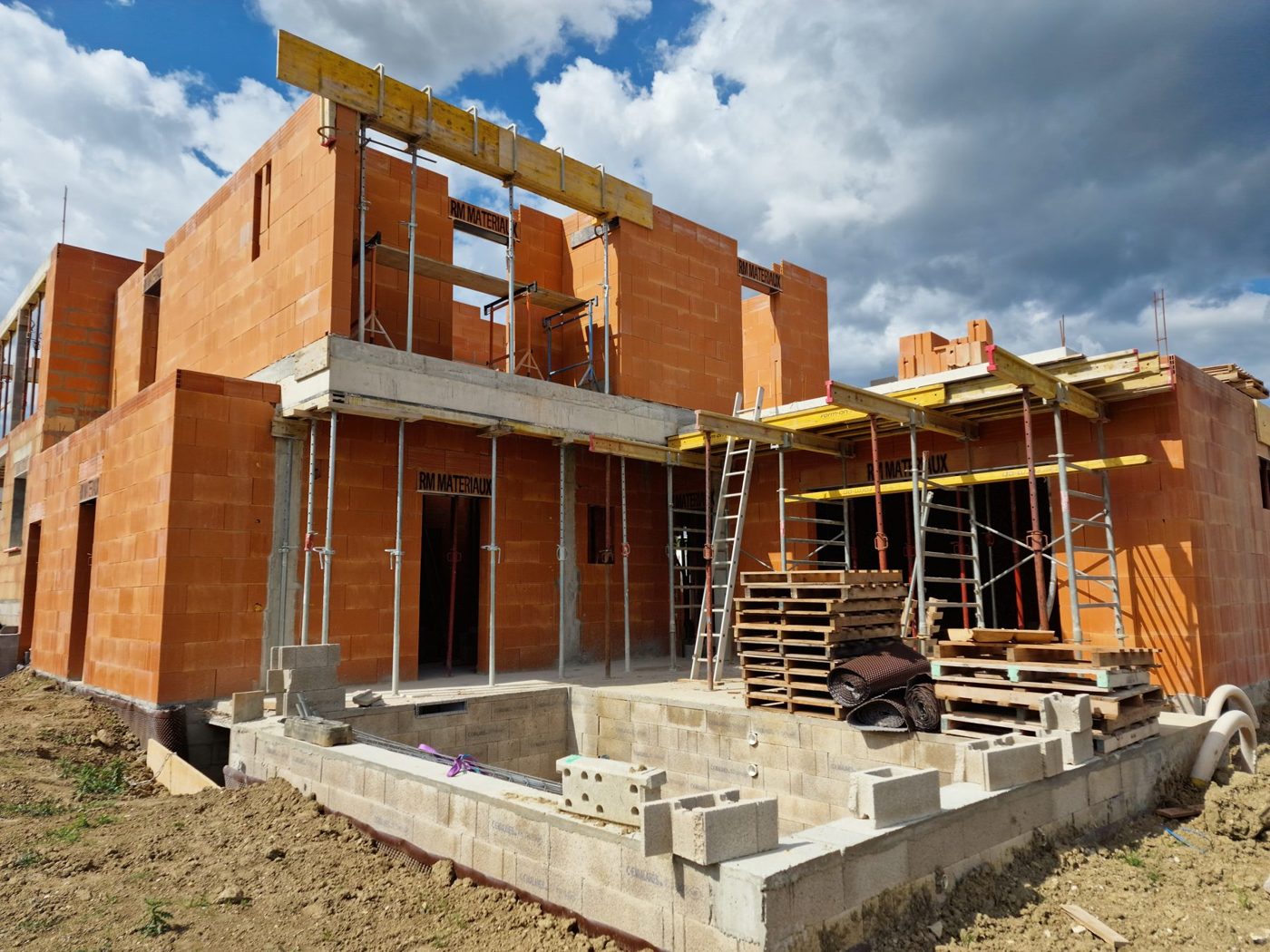 Élévation des murs d'une maison R+1