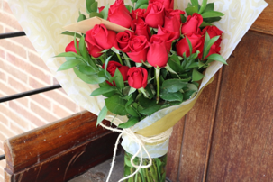 Thumbnail: Florero con 24 rosas y empaque para regalo