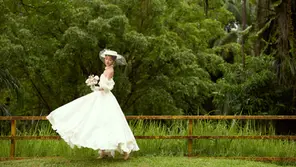 Romantic outdoor wedding photos with nature as the background.