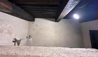 Un simple descuido como este y no tener en cuenta esta situación pondrá nuestra vida en peligro. Teniendo en cuenta que el agua y la electricidad no se llevan bien esta situación es como si nos estuviéramos en la bañera y nos tiraran una tostadora encendida; tenemos lio.