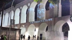 Avenged Sevenfold mantém mistério e projeta deathbat nos Arcos da Lapa