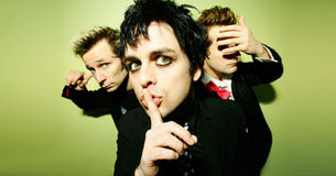 Green Day homenageia vítimas de incêndio