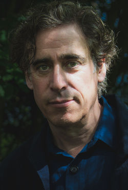 Stephen Mangan