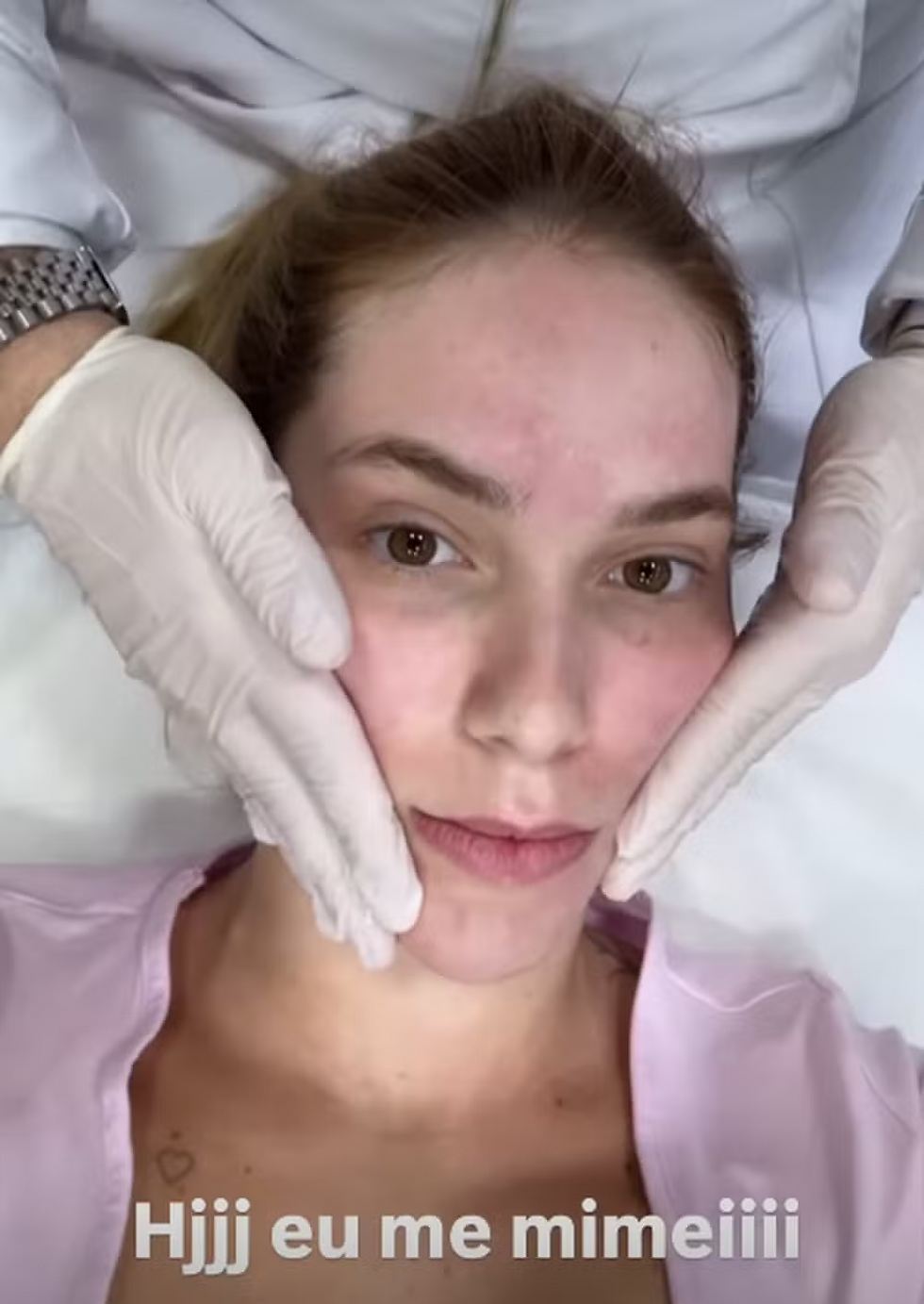 Virginia Fonseca faz tratamento facial com esperma de salmão