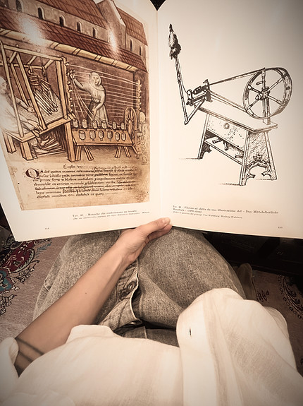 Illustrazione di telaio tessilr storio usata come ispirazione per progetti di design