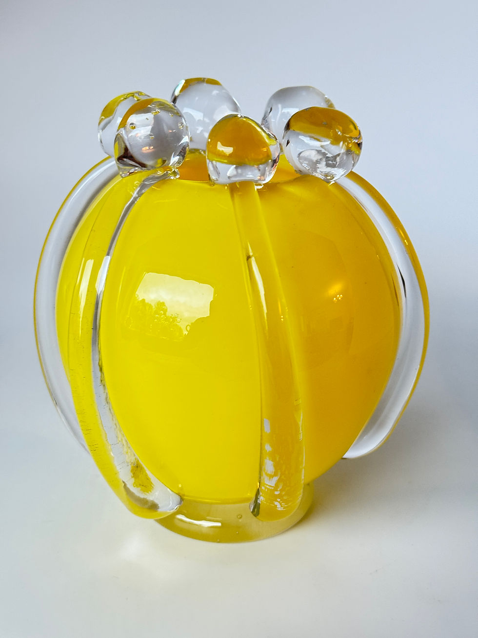 Thumbnail: Vas med sidolinjer och krona