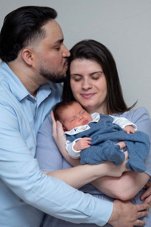 Os pais com o bebê no ensaio newborn em casa no Jaguaré