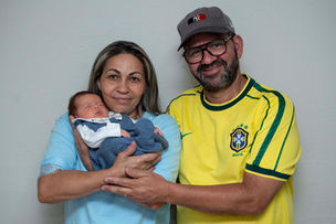 Os avós com o Vicente de 12 dias no ensaio em casa