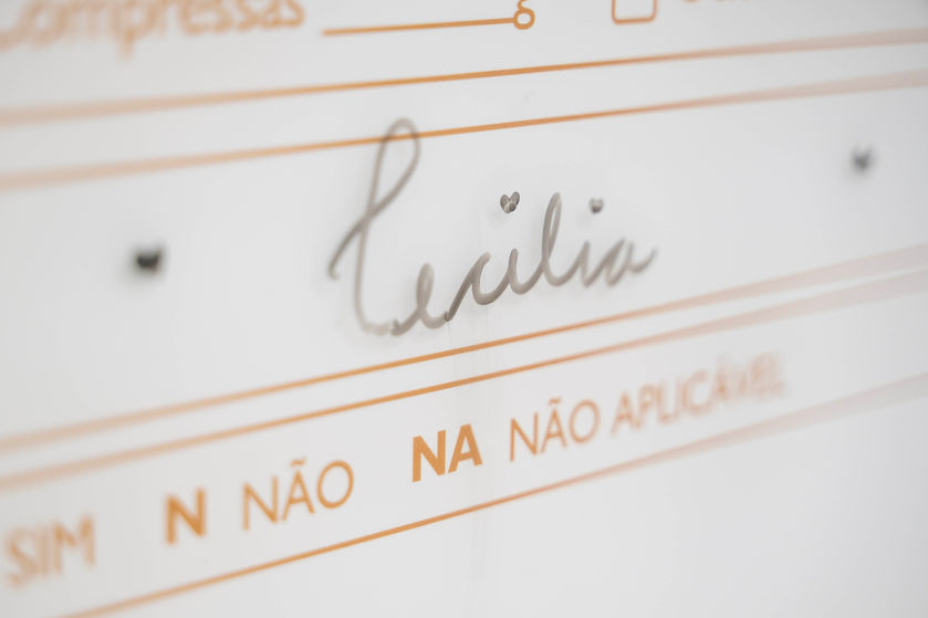 Etiqueta de identificação com o nome Cecília na maternidade