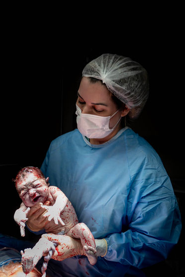 Bebê Cecília sendo recebida pela equipe médica logo após o nascimento