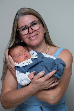 Recém-nascido com a vovó no ensaio newborn em casa