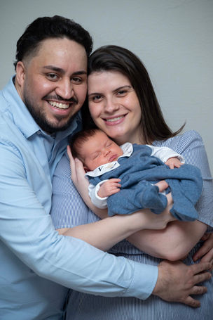 Foto dos pais no ensaio newborn em casa