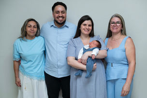 Foto da família no ensaio newborn em casa