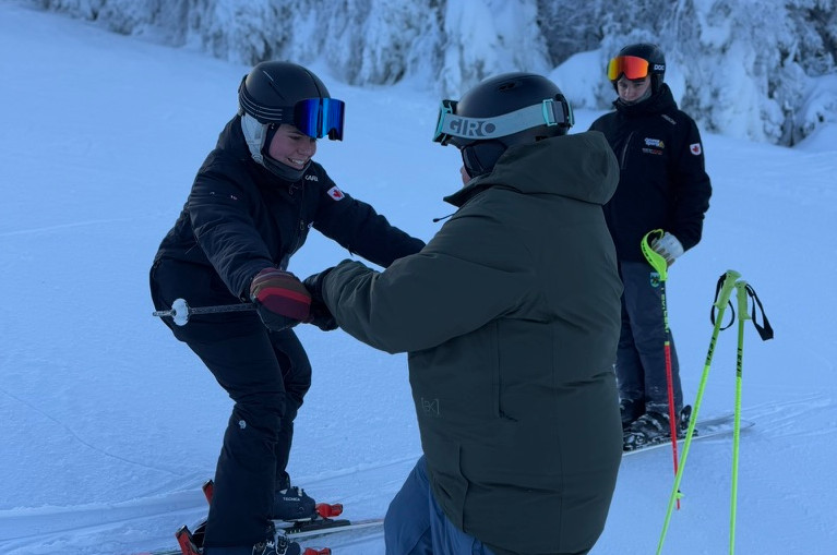 Instructor assisting students in Ottawa ski and snowboard programs