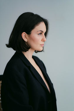 Ob für private Porträts, Businessporträts oder kreative Projekte – meine Porträtfotografie steht für Natürlichkeit, Ästhetik und emotionale Tiefe. Ich helfe dir, dich vor der Kamera wohlzufühlen und dich so zu zeigen, wie du wirklich bist.