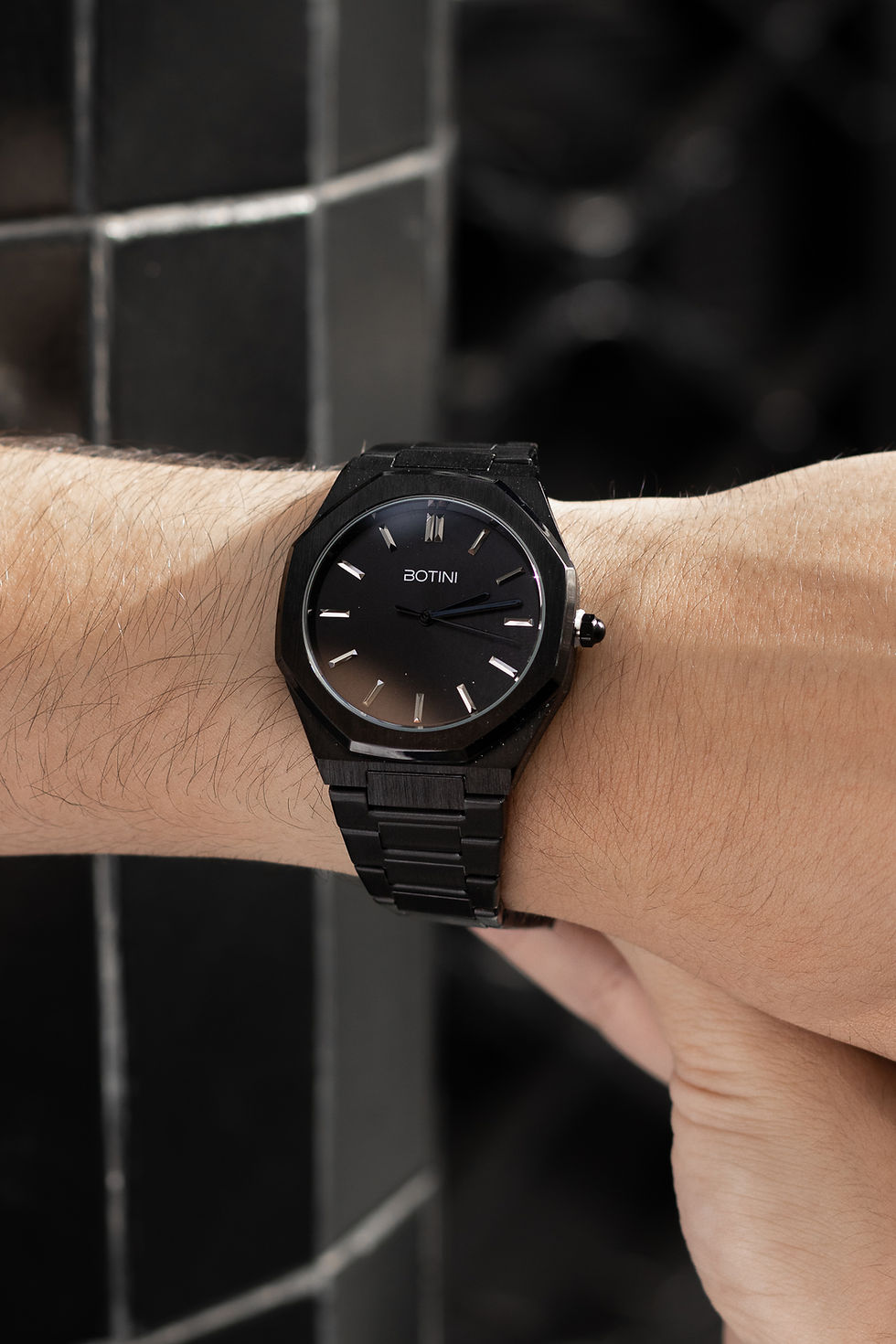 Niya montre noire homme porté Atelier Botini