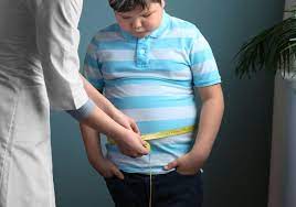 niño al que le miden la panza