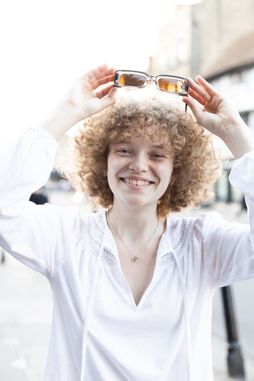 Miniaturbild: Hello Summer! Rectangular acetate frame sunglasses on model