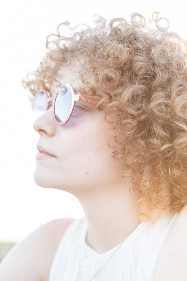 Miniatura: Titanium frame fashion sunglasses with irregular round frame and blue polarised lens on model