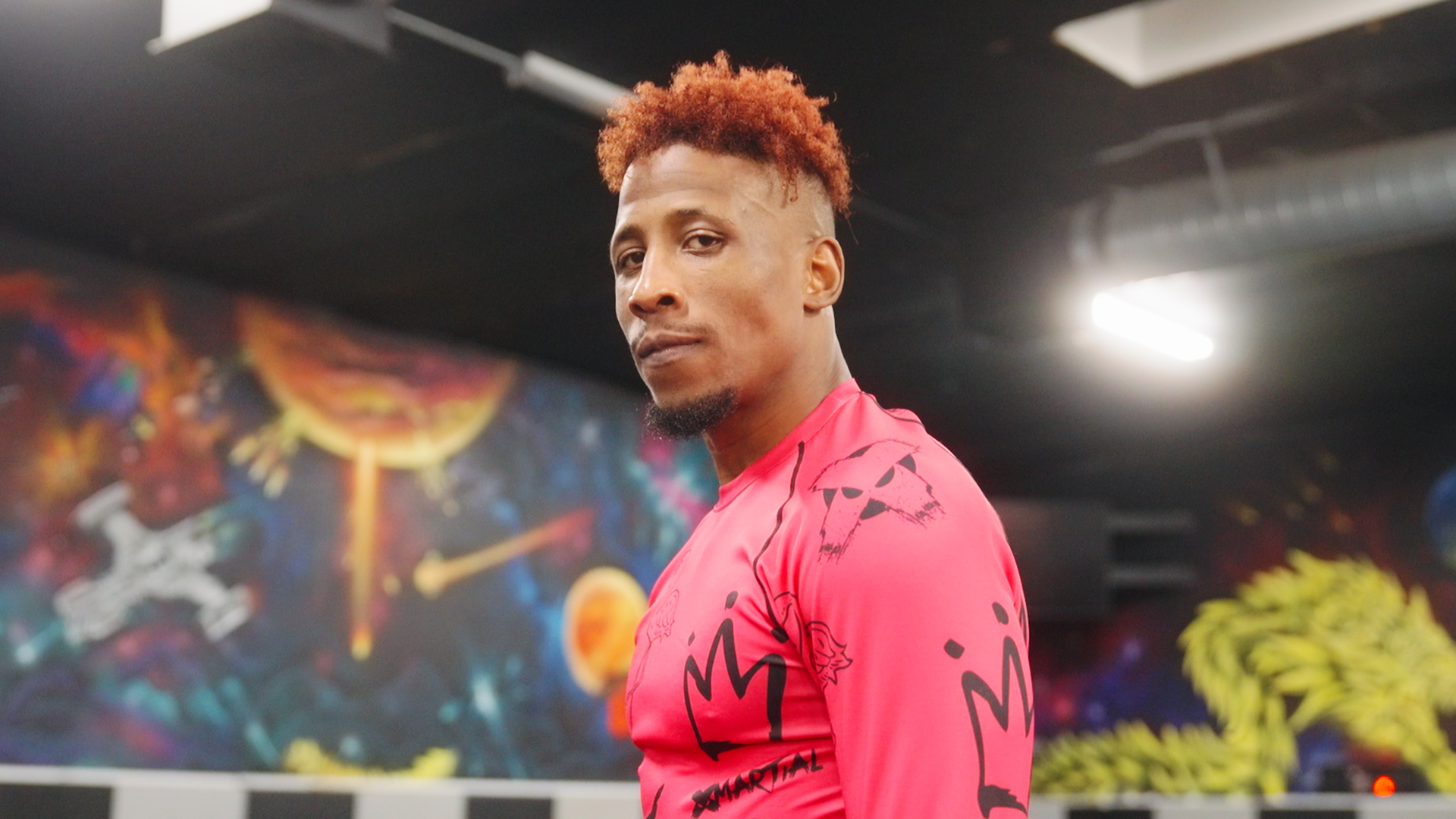 yle Chambers training in the gym for WNO 28, wearing pink shirt during workout