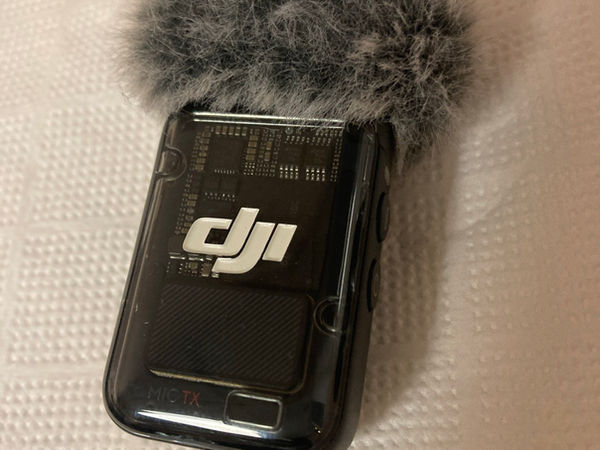 Émetteur DJI Mic 2 avec bonnette anti-vent