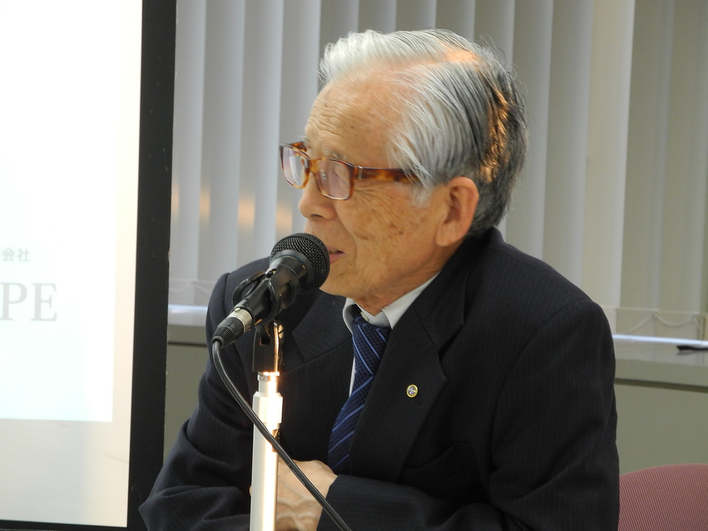 講演する阿部忠氏