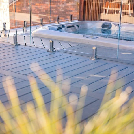 Trex Biscayne deck with glass balustrade around spa and privacy screening — Bangor.