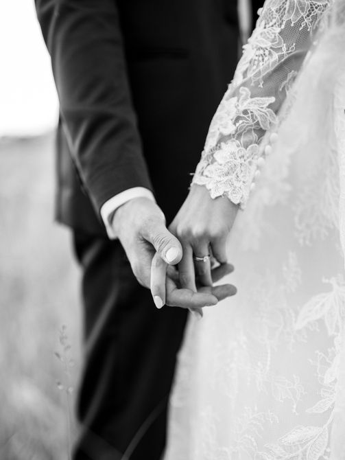 Mains de couple mariés qui s'enlacent