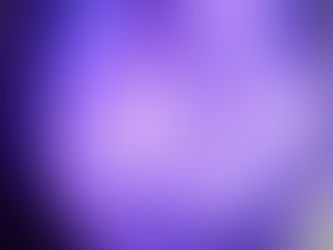Interior de una cámara de nitruración por plasma que muestra componentes industriales envueltos en un aura de luz ionizada morada.