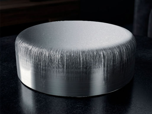 Imagen recreada con IA de una pieza metálica cilíndrica que muestra deformación plástica severa en su borde superior, con material desplazado y redondeado por presión excesiva.