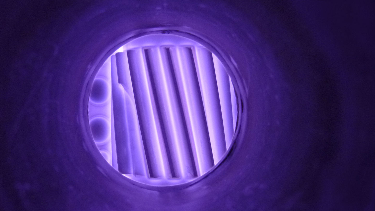 Descarga luminiscente (glow discharge) durante la nitruración por plasma, proceso que garantiza dureza superficial sin distorsión dimensional.