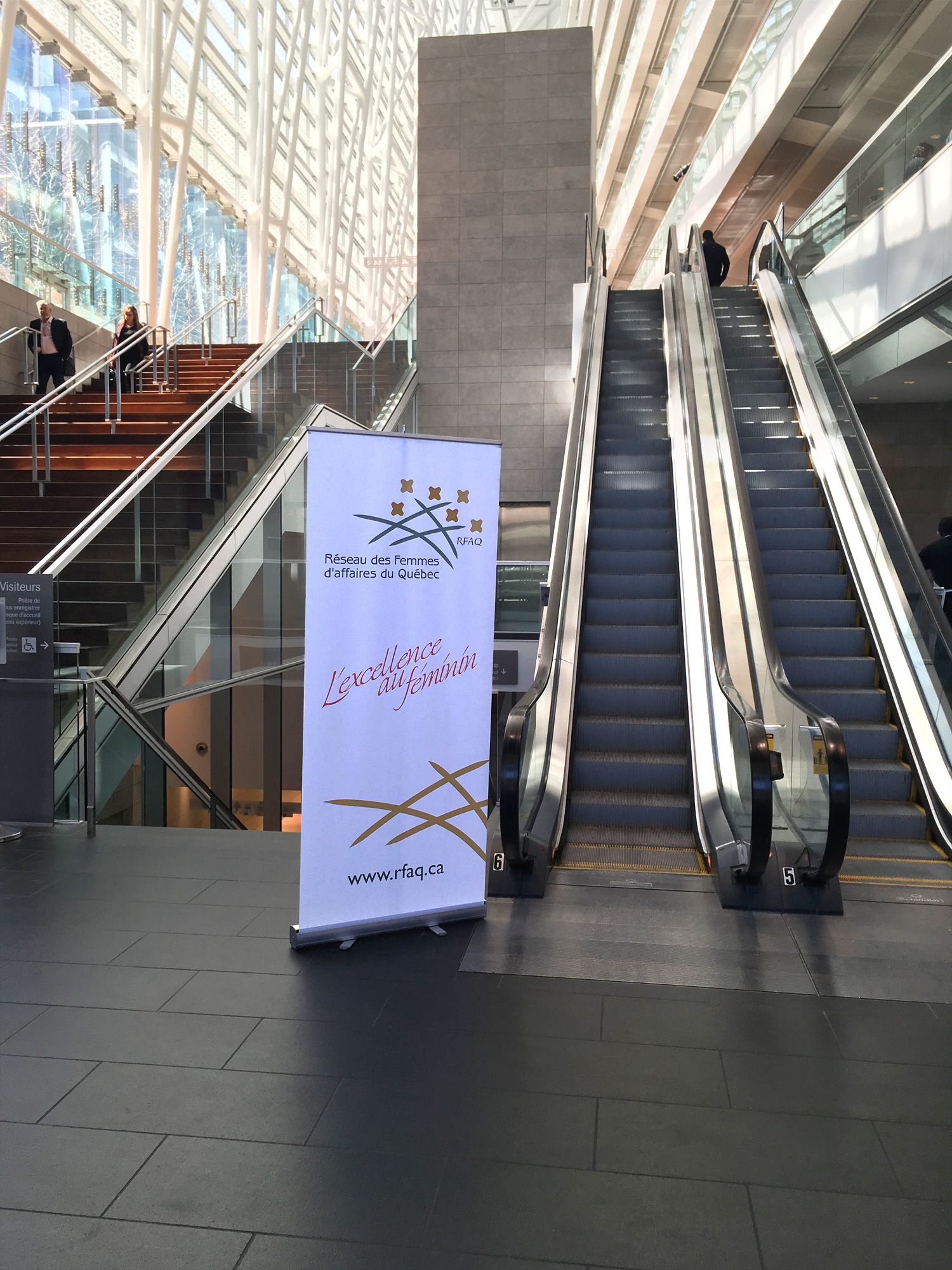 Onivo Retractable Roll Up Banner Stands Gallery