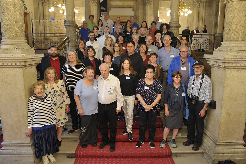 Gruppe im Rathaus 1 vorne links Alice Ma