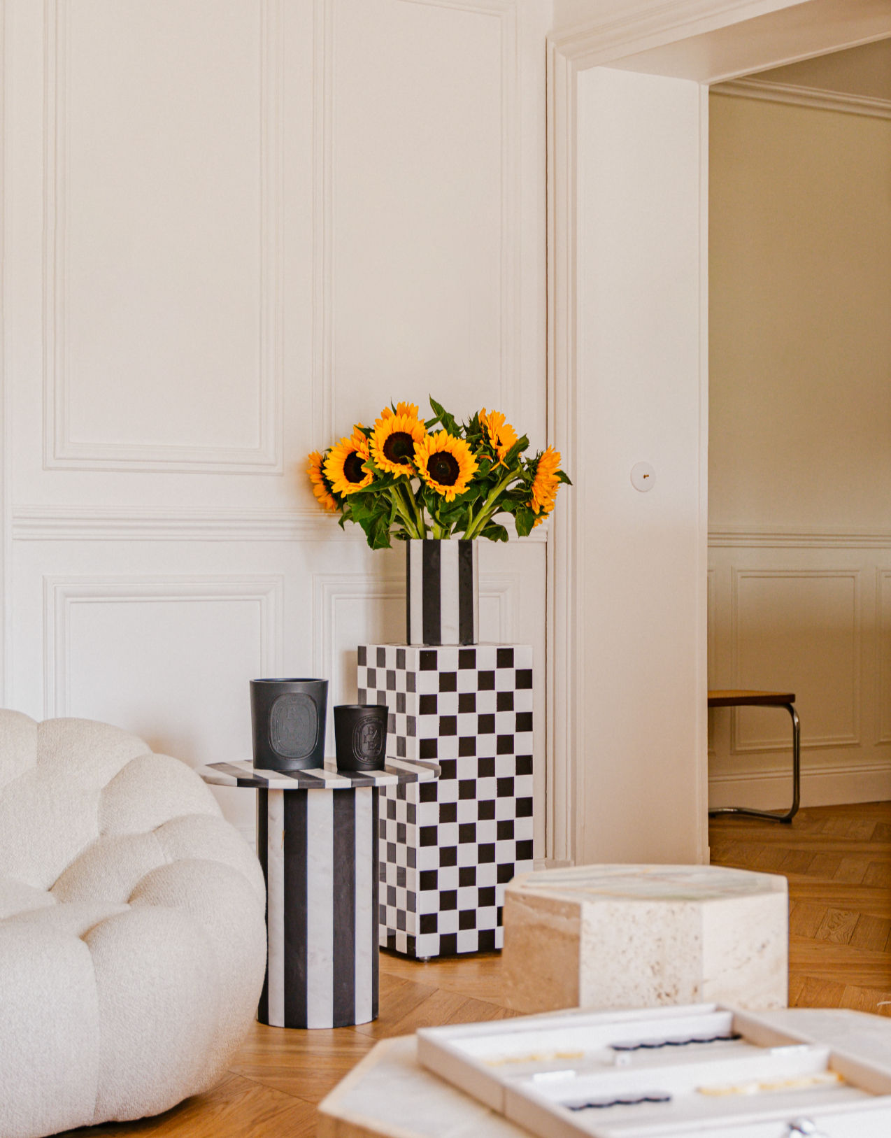 La colonne damier en carreaux de céramique