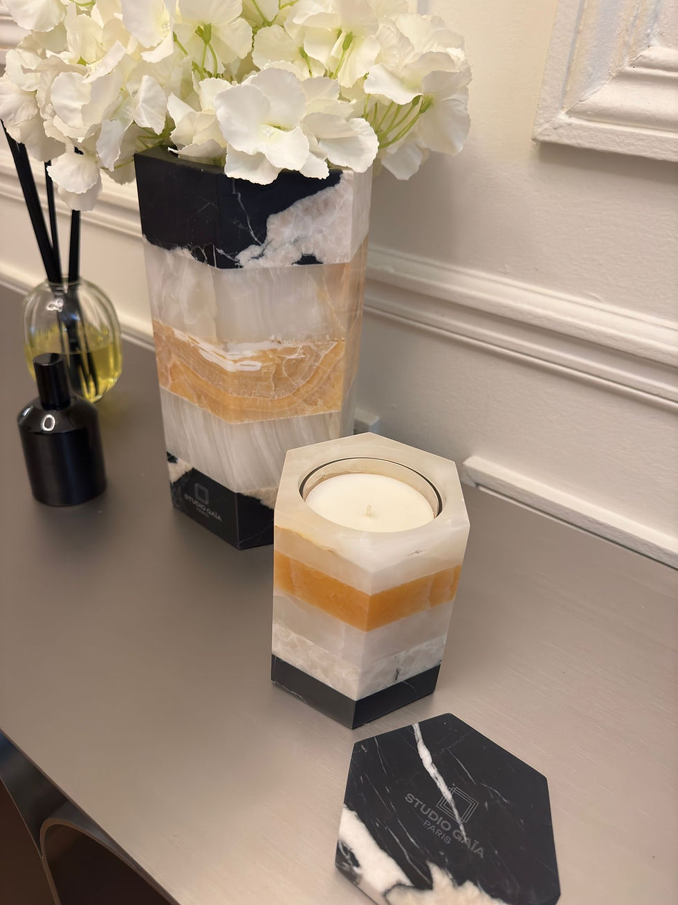 Thumbnail: Vase Emma en Marbre Grand Antique, Onyx Blanc & Onyx Orange Veiné