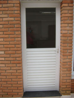 Porta em veneziana e vidro fixo