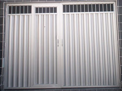 Portão de garagem com social