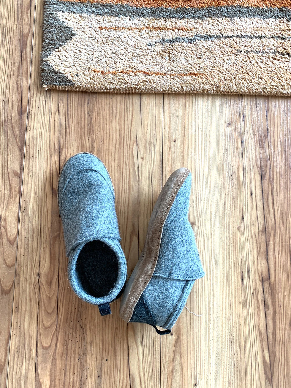 Kyrgies Tengries Grey Slipper on wood background size 11