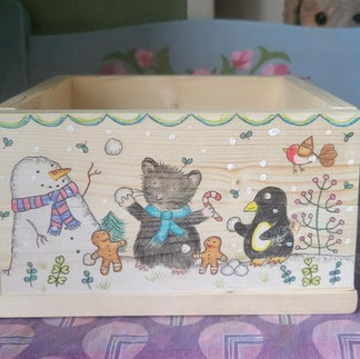 Wooden hamster dig box decorate with a snowman, black hamster, penguin, robin and 2 gingerbread people