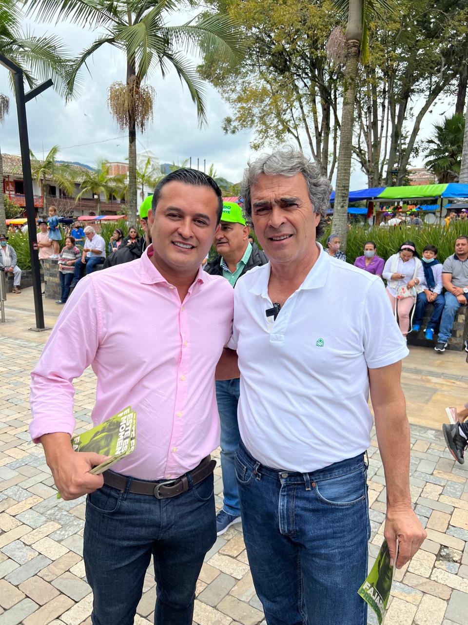 Archivo de Jorge Iván Torres Ramírez: encuentro en una plaza durante una jornada.