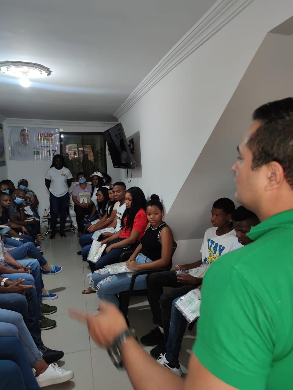 Archivo de Jorge Iván Torres Ramírez: conversación con asistentes en un salón.
